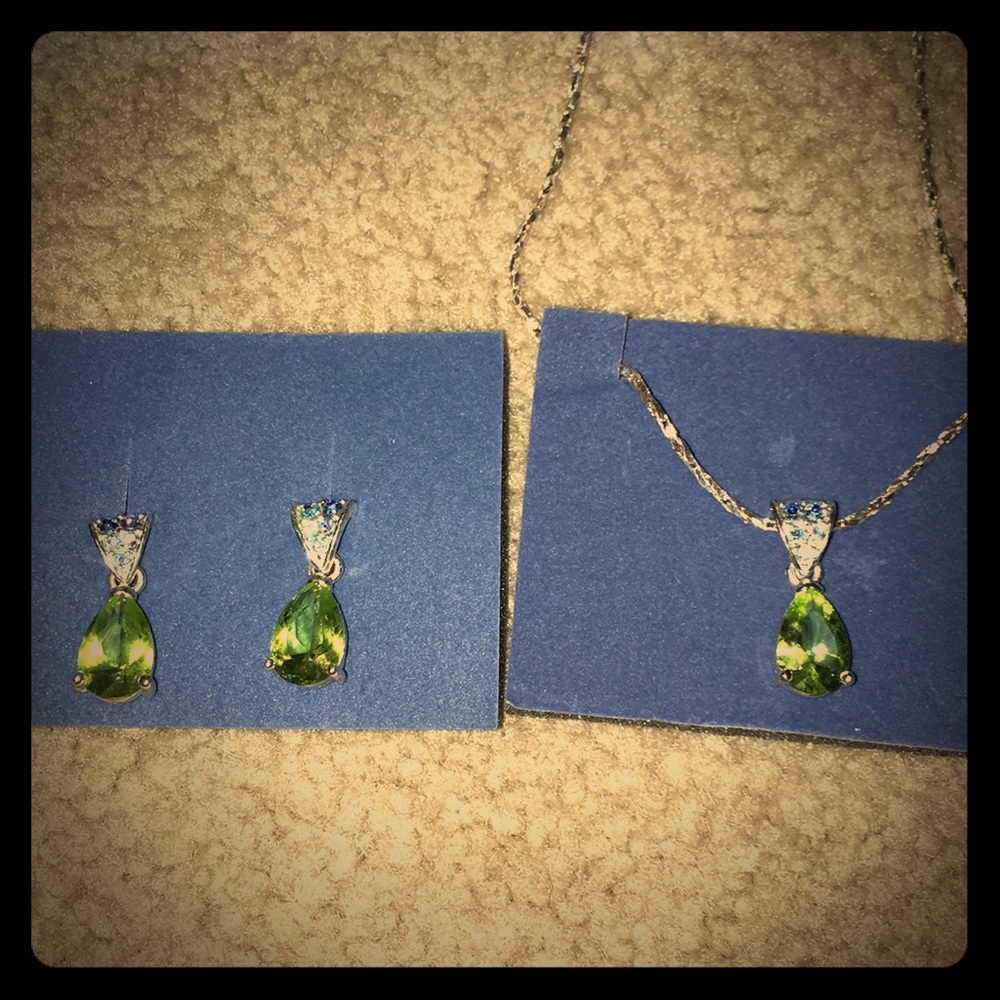 Avon green pear drop necklace and earrings set